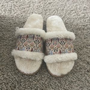 Size 8 fuzzy Minnetonka slippers